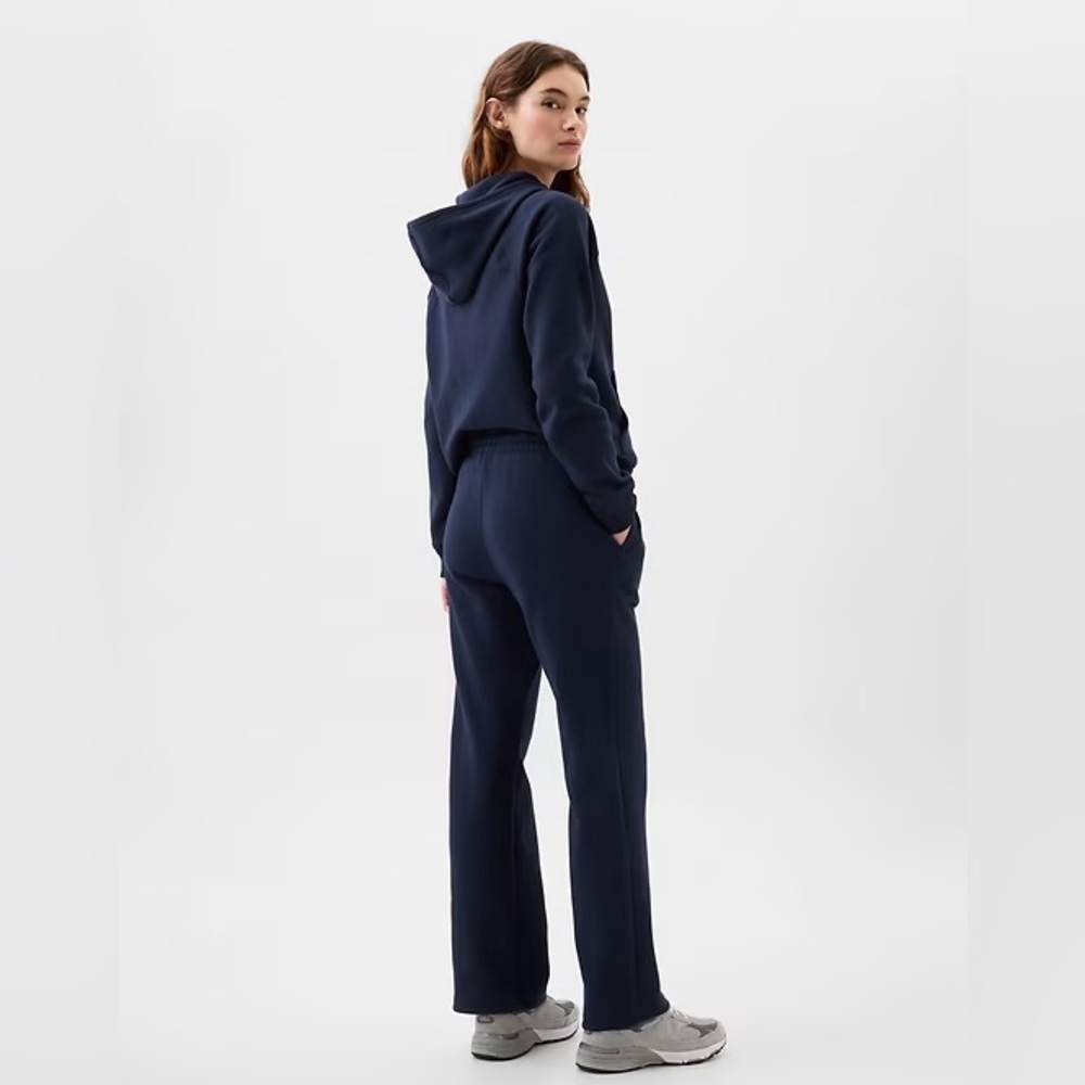 GAP Logo Straight Sweatpants Size - Large
Color - Navy Uniform - Picture 2 of 14